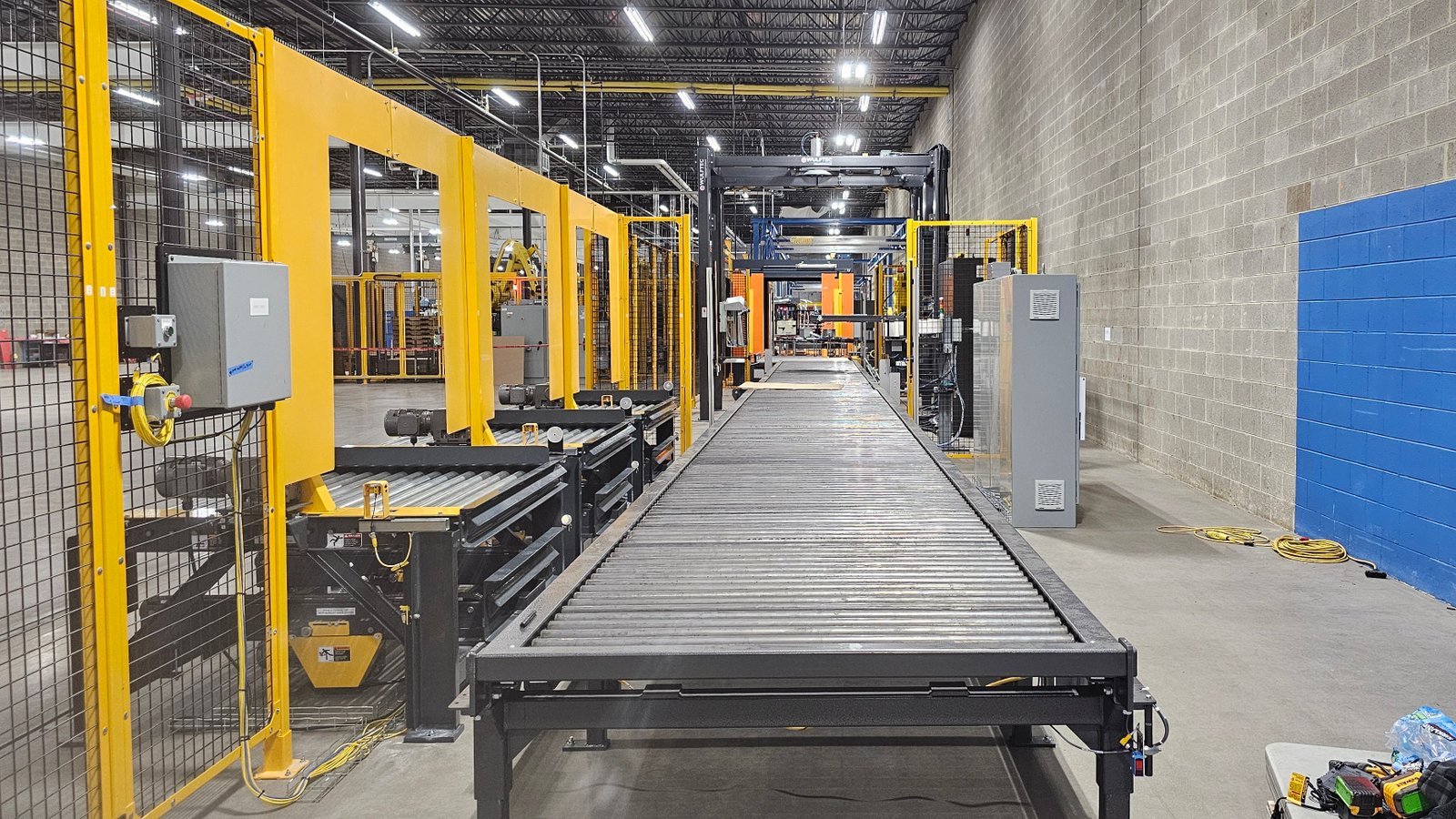 Conveying, conveyor line, factory